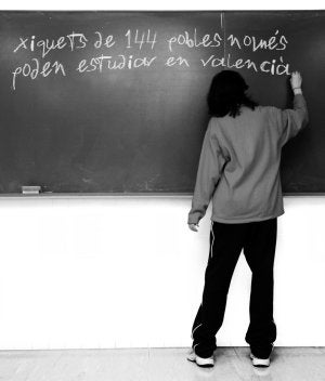 Un alumnos escribe en una pizarra de su escuela. :: LP/