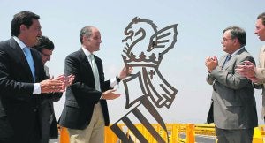 El presidente del Consell, Francisco Camps, ayer, durante la inauguración de la vía. ::
PAU BELLIDO/