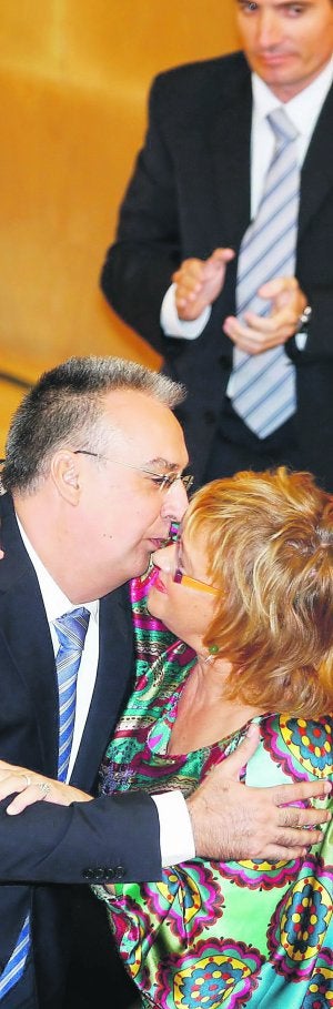 Navarro saluda a Iraola en presencia de Bañuls. :: ALEX DOMÍNGUEZ/