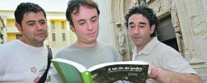 Los montañistas Vicent Cervera, Òscar Martí y David Gomar, con el libro que han publicado sobre los caminos y sendas de la Safor. ::
JUANTXO RIBES/