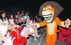 Alex, el león de la película animada de Madagascar, es una de las atracciones del circo Wonderland instalado en Xàbia. :: JOSÉ IGLESIAS/