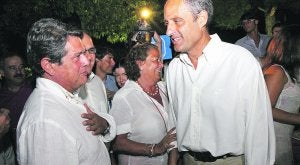 El presidente Camps saluda a Federico Trillo en presencia de la alcaldesa Rita Barberá. ::
ALEX MCCLURE/