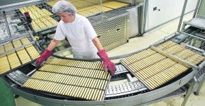 Una trabajadora prepara este tradicional producto valenciano en la fábrica ubicada en Catarroja, Valencia. ::
IRENE MARSILLA/