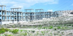Sin solución. Promoción de viviendas con campo de golf abandonando en la zona más desértica de Murcia. :: VICENTE LLADRÓ/