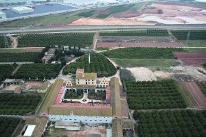 Vista aérea del convento fortificado de Picassent. :: JAVIER MARTÍNEZ/