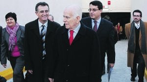 El alcalde de Xàbia, Eduardo Monfort, junto al presidente de Ecisa y otros directivos, en la inauguración de un parking. :: JOSÉ IGLESIAS/