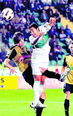 Ángel remata de cabeza ante la oposición de un defensa de la Ponferradina. ::
ASOCIACIÓN FOTOGRÁFICA/