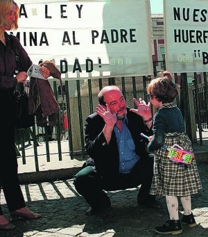 Protesta de padres reclamando la custodia compartida. ::
EFE/