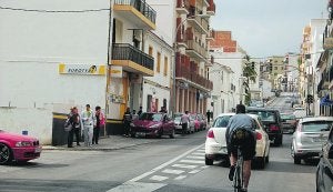 Un ciclista sube al Centro Histórico por la avenida Juan Carlos I. :: LUCÍA RONDA/