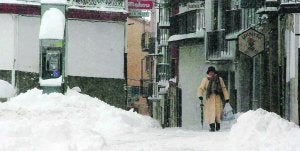 Consecuencias del temporal de enero en el interior de Castellón. En la imagen, una vecina caminando por Morella. :: JORDI MAURA/