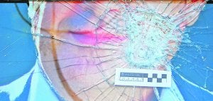 Uno de los cristales con la imagen de Enric Morera totalmente destrozado. :: LP/