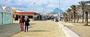Aspecto que ofrece ahora el paseo turístico de la playa del Arenal, donde hace más de 15 años que no se ha invertido en mejoras. :: TINO CALVO/