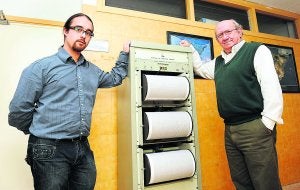 Pedro Jáuregi (derecha) junto a uno de sus ayudantes en el departamento que dirige desde la Universidad de Alicante. :: RAFA MOLINA/