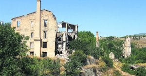 El conjunto de arqueología industrial del Molinar, en el término municipal de Alcoy, presenta un avanzado estado de deterioro. ::
B.N./