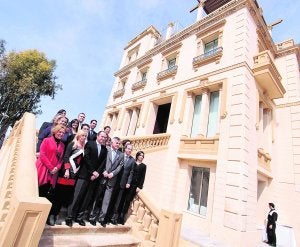 Representantes de la Diputación y del Ayuntamiento de Sant Joan, ayer, en la Casa Pritz. ::
C. RODRÍGUEZ/