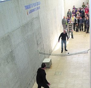 Un momento de la partida inaugural en Parcent. ::
LP/