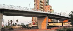 Vías del tren que dividen la Ciudad de las Artes y las Moreras, en el barrio de Nazaret. :: JUAN JOSÉ MONZÓ/