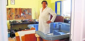 El inventor Antonio Serrano trabaja en su premiado spa accesible en el taller que tiene Xàbia. :: LUCÍA RONDA/