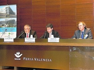 Un instante de las jornadas con Manuel Marín a la izquierda. ::
LP/