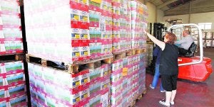 Cajas de leche almacenadas en la sede de la Pobla de Vallbona a la espera de ser repartidas. :: DAMIÁN TORRES/