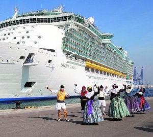 Un grupo de bailes tradicionales recibe en Valencia a los pasajeros de un megacrucero. :: I. MARSILLA/