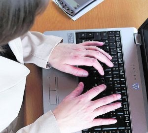 Una mujer trabaja desde un ordenador portátil. :: LP/