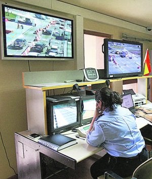 Una policía mira unas imágenes grabadas en el puerto. :: JAVIER PEIRÓ/