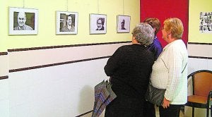 Visitantes en la exposición de Anna Ramon de Ròtova.
:: LP/