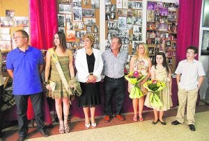 La alcaldesa de Turís, los falleros y miembros de la comisión. ::
ENRIQUE MORA/