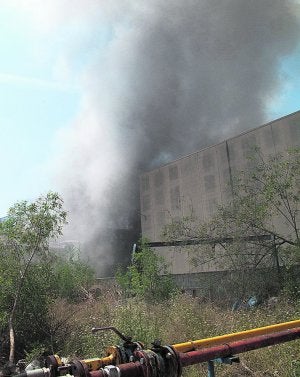 La columna de humo, ayer, en el polígono industrial. :: VICENT VALENTIA/