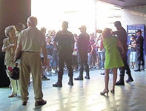 Agentes de policía, ayer en la Fnac. :: LP/