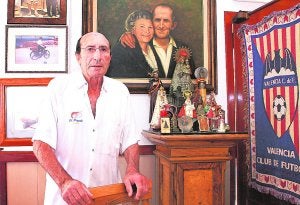 Pepe El Pegolí, ayer, en el restaurante de Las Rotas ante el retrato de sus padres. :: TINO CALVO/