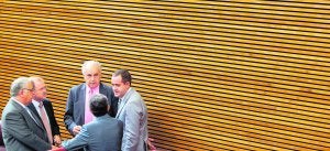 Reunión. Los síndics del PP y PSPV acuerdan con los miembros de la Mesa la manera de continuar con la votación del CVC en el pleno de ayer. :: EFE/KAÏ FOSTERLING/