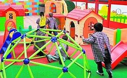 Varios niños juegan en el patio de una escuela infantil. :: J. MARÍN/