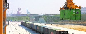 Una grúa carga un contenedor de mercancías cerca del puerto. :: B. CORRAL/