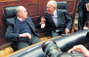 Manuel Fraga y el exsecretario general del PCE, Santiago Carrillo, conversan durante el acto del 30 aniversario del 23-F. ::
JAVIER LIZÓN / EFE/