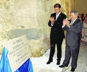 El alcalde José Manuel Haro y el presidente provincial, Alfonso Rus, en Chiva. :: LP/
