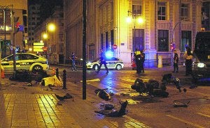 El cadáver del joven rodea un bolardo en el cruce donde se produjo el accidente mortal. :: TONI BLASCO/