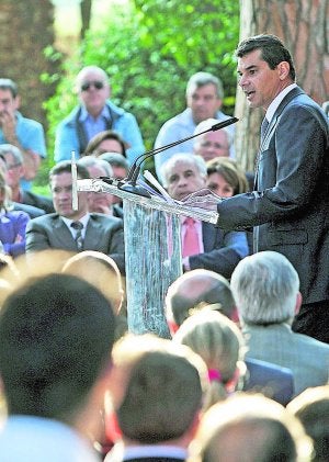 Miralles, el día que abrazó al PP. ::
EFE/MANUEL BRUQUE/