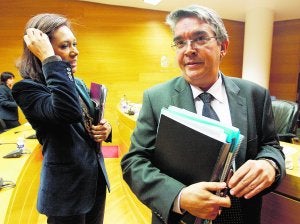 Lola Johnson y José Manuel Vela, ayer en la comisión. :: EFE/