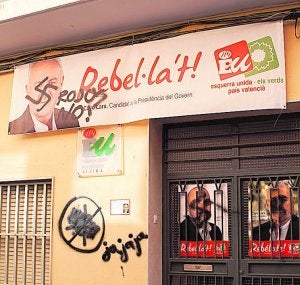 Pintadas fascistas realizadas en la sede de EU-Alzira. ::
LP/