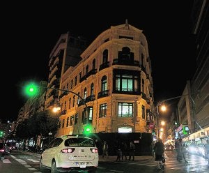 La tienda Apple de noche y con operarios en el interior. :: DAMIÁN TORRES/
