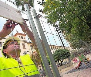 Un operario en el inicio de las obras de la plaza Rei en Jaume. ::
LP/