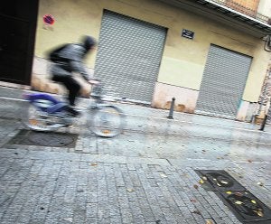 Un ciclista circula por la calle Serranos, en el barrio del Carmen. :: TXEMA RODRÍGUEZ/