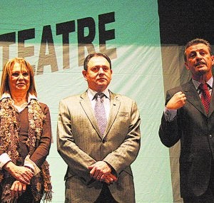 El alcalde de Algemesí ha estado presente en el teatro. ::
LP/