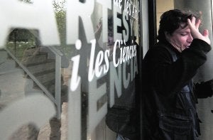 Investigación. Una persona sale en CACSA mientras la policía la registraba. :: AFP PHOTO/ J. JORDAN/