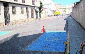 Una de las zonas de aparcamiento delimitadas en el centro de la Pobla Llarga para regular el estacionamiento de vehículos. ::
LP/