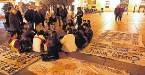 El grupo de manifestantes en la plaza de Manises en asamblea. ::
JESÚS SIGNES/