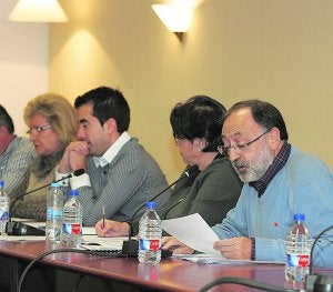 Faustino Sala junto a Toño Carratalá durante el pleno que tuvo lugar ayer en Alberic. ::
F. GARCÍA/