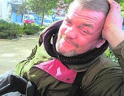 Romualdo, un amigo de las víctimas, ayer en un parque próximo a la casa donde aparecieron. :: J.A.M./